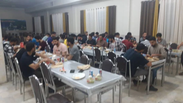 صرف افطاری سرپرست پردیس شهید چمران همراه با دانشجویان 13