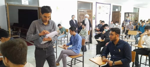 بازدید دکتر آزادی و حجت الاسلام علیخانی از فرایند برگزاری امتحانات حضوری پایان نیمسال تحصیلی 5