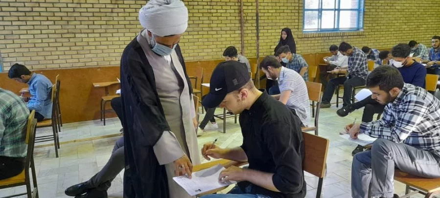 بازدید دکتر آزادی و حجت الاسلام علیخانی از فرایند برگزاری امتحانات حضوری پایان نیمسال تحصیلی 6