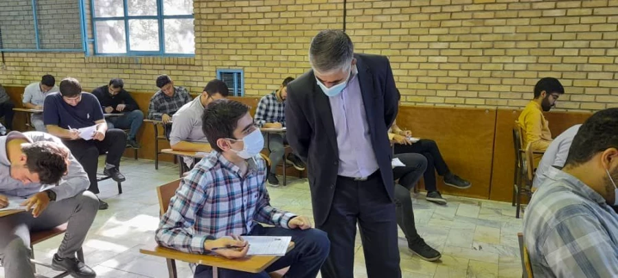 بازدید دکتر آزادی و حجت الاسلام علیخانی از فرایند برگزاری امتحانات حضوری پایان نیمسال تحصیلی 7