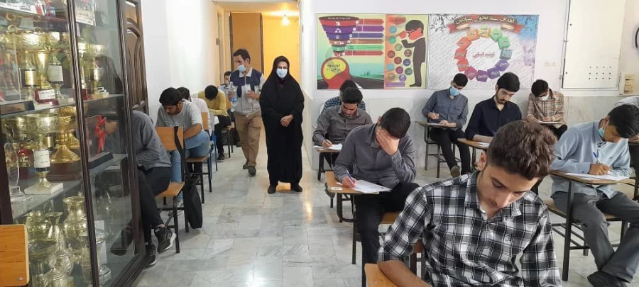 بازدید دکتر آزادی و حجت الاسلام علیخانی از فرایند برگزاری امتحانات حضوری پایان نیمسال تحصیلی 8