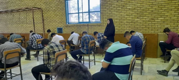 بازدید دکتر آزادی و حجت الاسلام علیخانی از فرایند برگزاری امتحانات حضوری پایان نیمسال تحصیلی 9