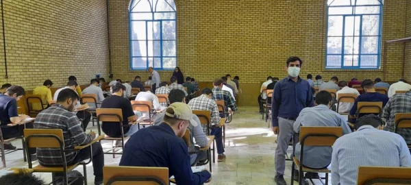 بازدید دکتر آزادی و حجت الاسلام علیخانی از فرایند برگزاری امتحانات حضوری پایان نیمسال تحصیلی 10