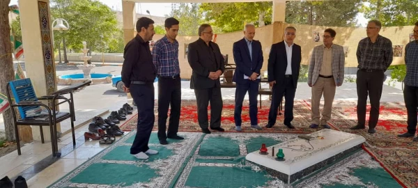 غبارروبی مقبره شهید گمنام پردیس شهید چمران در آستانه هفته دفاع مقدس 2