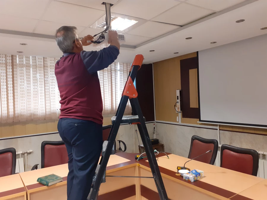 بهسازی سامانه صوتی و تصویری اتاق کنفرانس پردیس شهید چمران 3