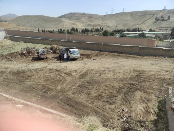 جمع آوری نخاله ها و مسطح کردن زمین ورزشی پردیس شهید چمران 2