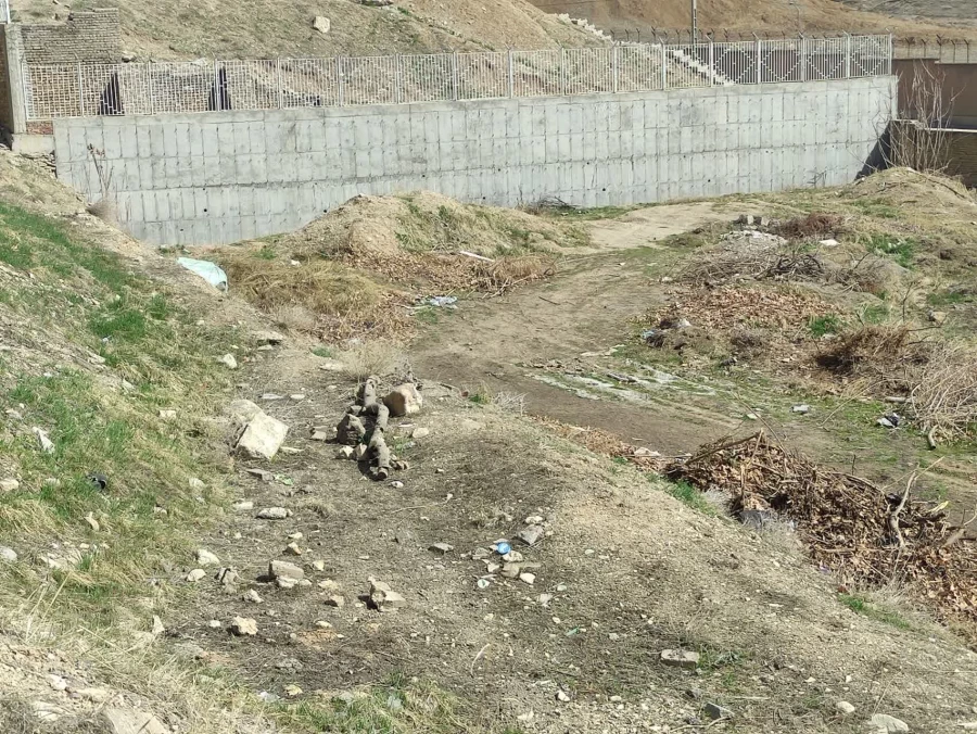 جمع آوری نخاله ها و مسطح کردن زمین ورزشی پردیس شهید چمران 3