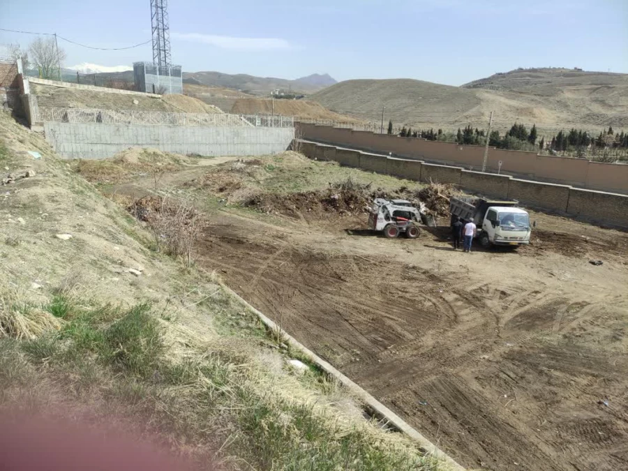 جمع آوری نخاله ها و مسطح کردن زمین ورزشی پردیس شهید چمران 4