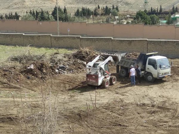 جمع آوری نخاله ها و مسطح کردن زمین ورزشی پردیس شهید چمران 5