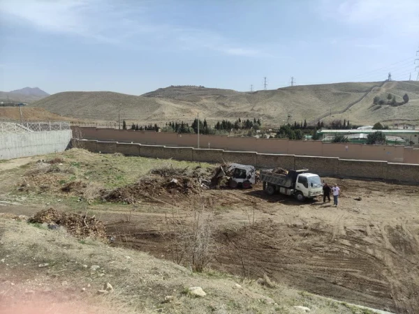 جمع آوری نخاله ها و مسطح کردن زمین ورزشی پردیس شهید چمران 6