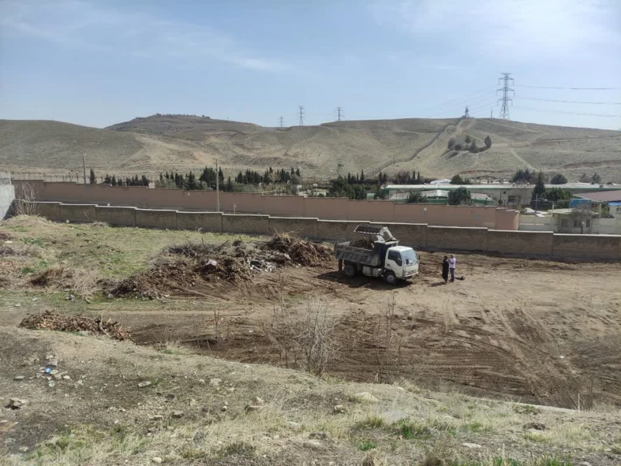 جمع آوری نخاله ها و مسطح کردن زمین ورزشی پردیس شهید چمران 7