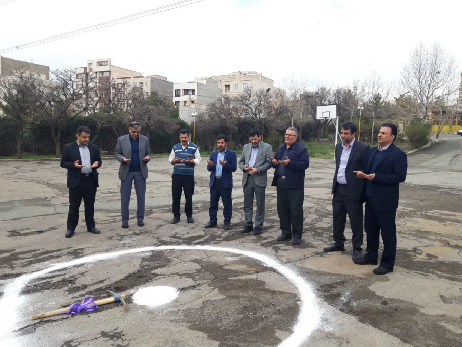 آغاز ساخت زمین چمن مصنوعی در پردیس شهید چمران
 5