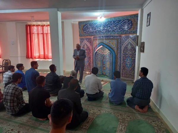 سخنرانی به مناسبت بزرگداشت روز معلم
 9