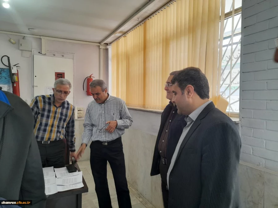 بازدید دکتر اولی از انتخابات شورای صنفی پردیس شهید چمران 2