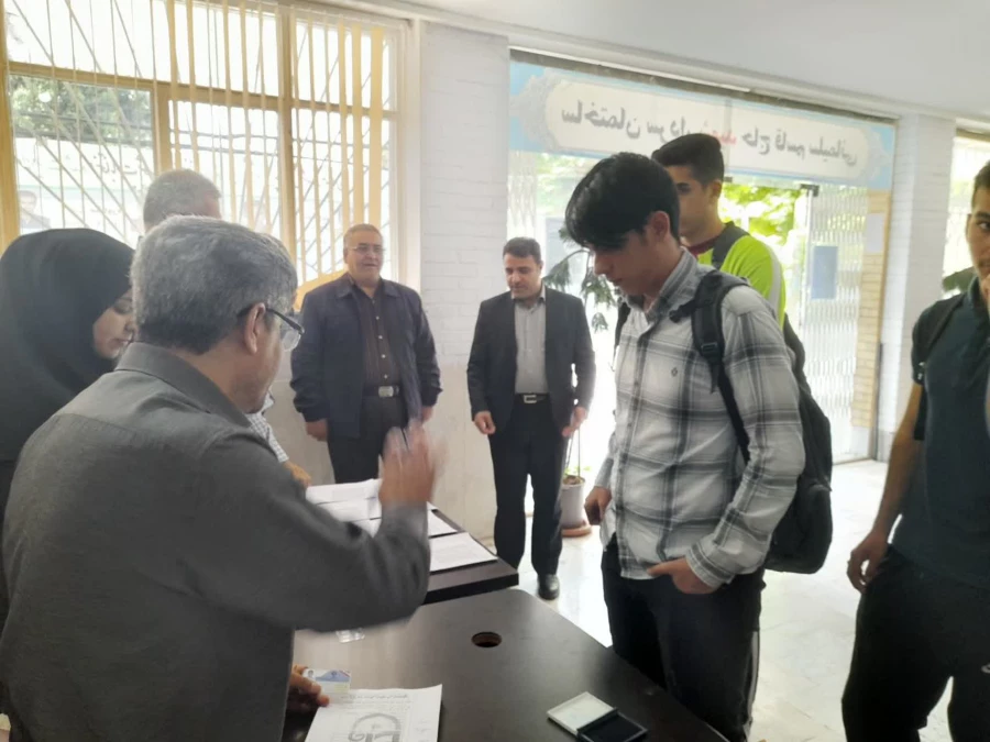 بازدید دکتر اولی از انتخابات شورای صنفی پردیس شهید چمران 3