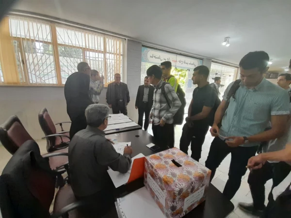 بازدید دکتر اولی از انتخابات شورای صنفی پردیس شهید چمران 4