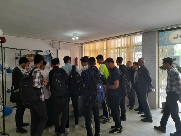 بازدید دکتر اولی از انتخابات شورای صنفی پردیس شهید چمران 8