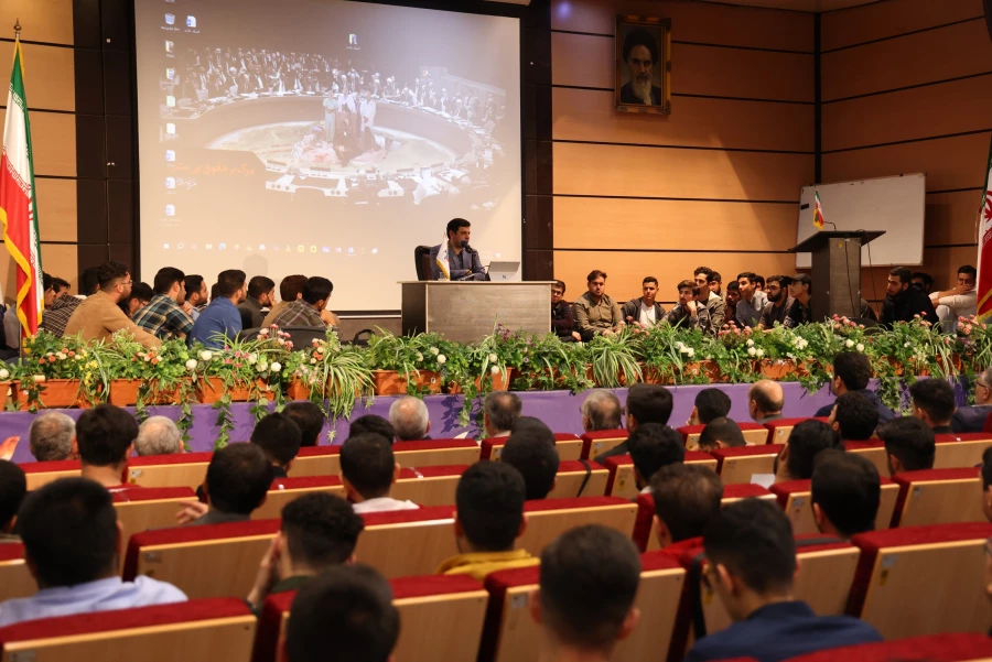 ویژه برنامه ۱۳ آبان با سخنرانی آقای رائفی پور
 8