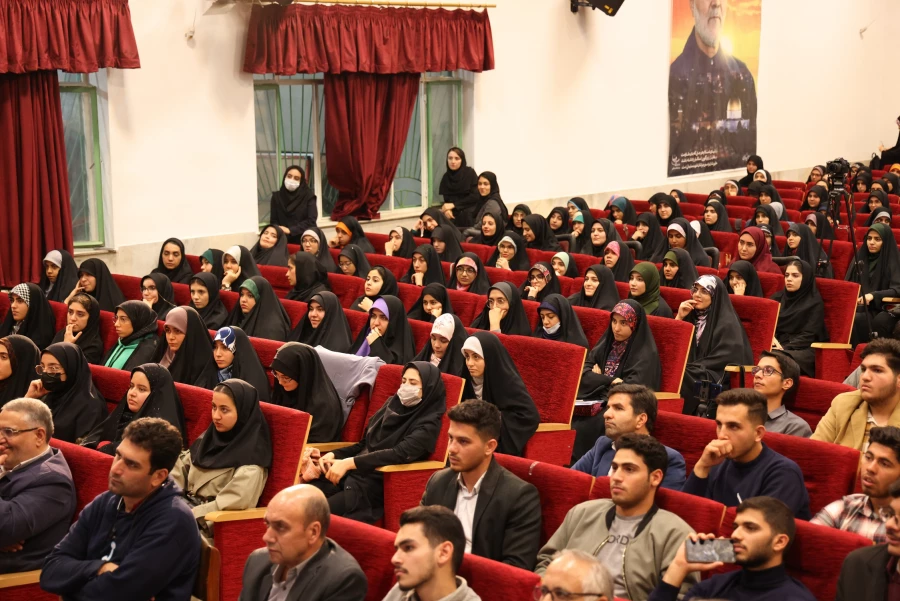 ویژه برنامه ۱۳ آبان با سخنرانی آقای رائفی پور
 10