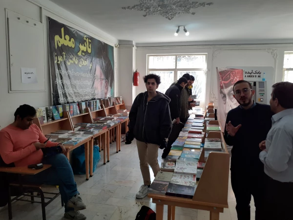 نمایشگاه کتاب در پردیس شهید چمران 4