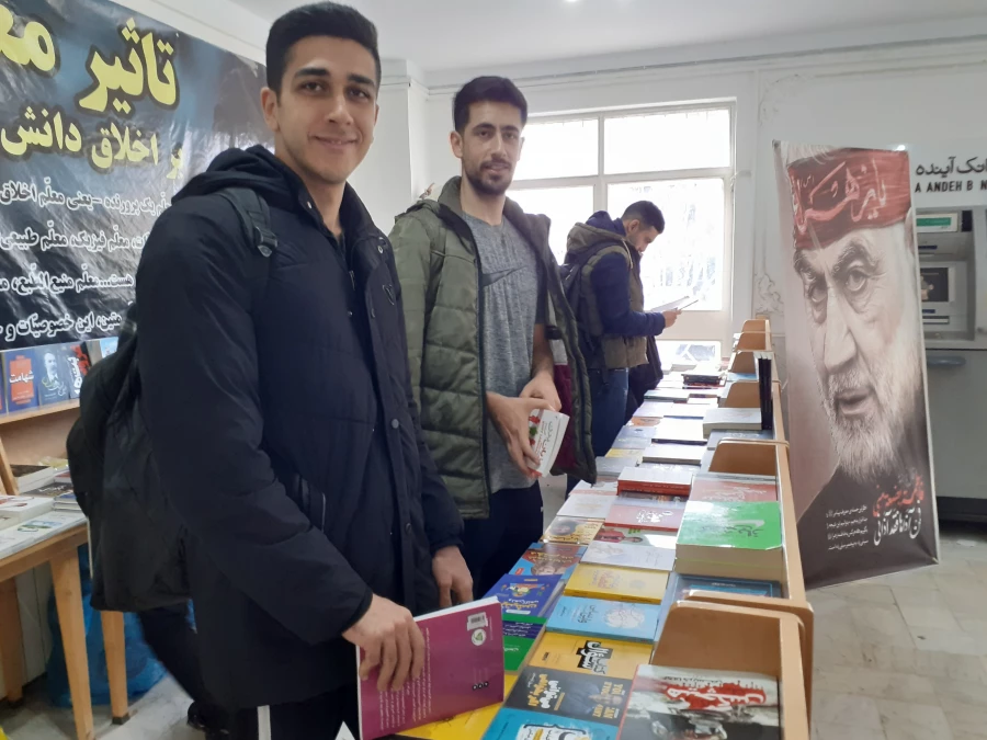 نمایشگاه کتاب در پردیس شهید چمران 5