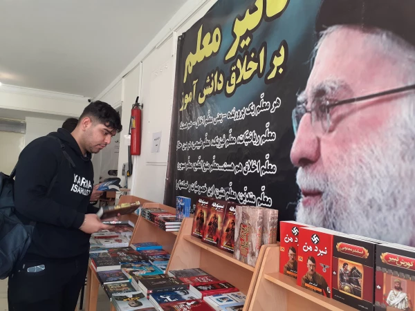 نمایشگاه کتاب در پردیس شهید چمران 7