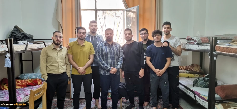 نشست صمیمانه با حضور دکتر آقازیارتی در سرای دانشجویی 2