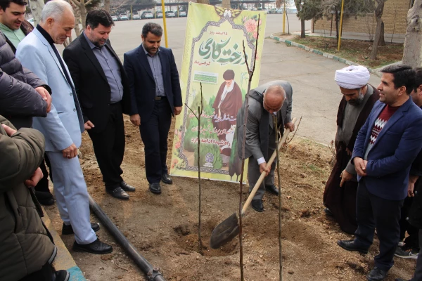 کاشت نهال به مناسبت روز درختکاری
 2