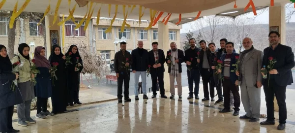 غبارروبی و عطرفشانی مزار شهید گمنام و تجلیل از همکاران خانواده شهید
 2