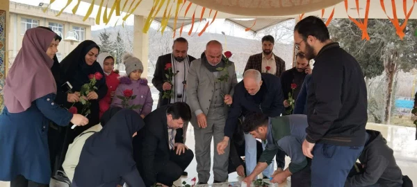 غبارروبی و عطرفشانی مزار شهید گمنام و تجلیل از همکاران خانواده شهید
 3