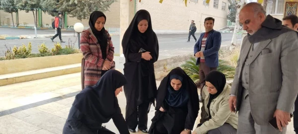 غبارروبی و عطرفشانی مزار شهید گمنام و تجلیل از همکاران خانواده شهید
 4