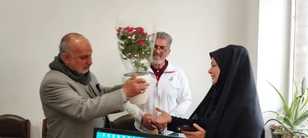 غبارروبی و عطرفشانی مزار شهید گمنام و تجلیل از همکاران خانواده شهید
 5