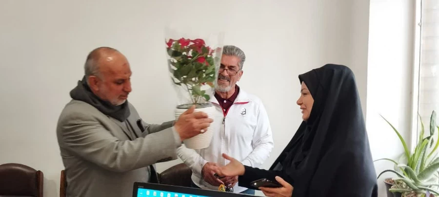 غبارروبی و عطرفشانی مزار شهید گمنام و تجلیل از همکاران خانواده شهید
 5