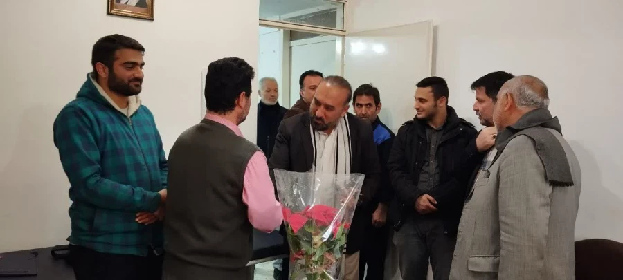 غبارروبی و عطرفشانی مزار شهید گمنام و تجلیل از همکاران خانواده شهید
 6