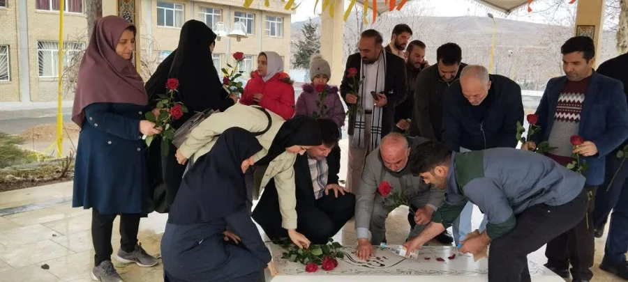 غبارروبی و عطرفشانی مزار شهید گمنام و تجلیل از همکاران خانواده شهید
 7