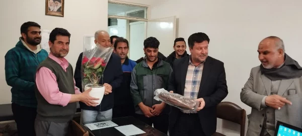 غبارروبی و عطرفشانی مزار شهید گمنام و تجلیل از همکاران خانواده شهید
 9