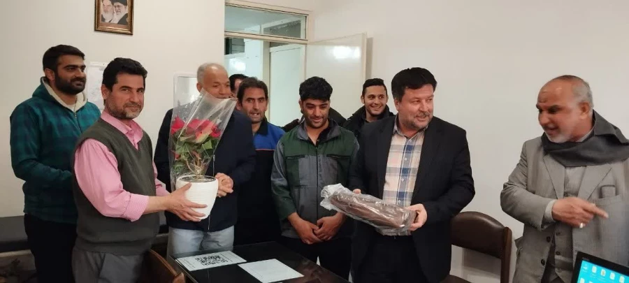 غبارروبی و عطرفشانی مزار شهید گمنام و تجلیل از همکاران خانواده شهید
 9