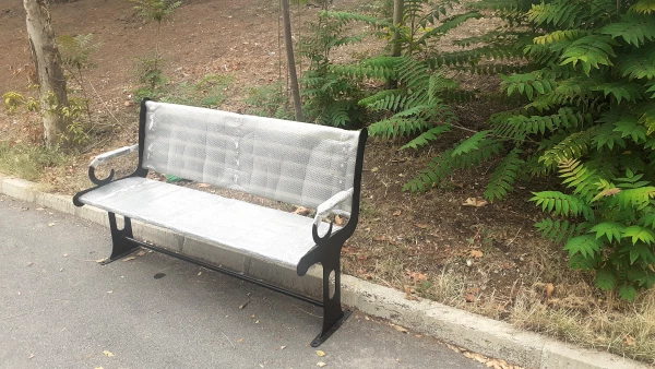 جایگذاری نیمکتهای فلزی در خیابان ضلع شرقی پردیس شهید چمران 3