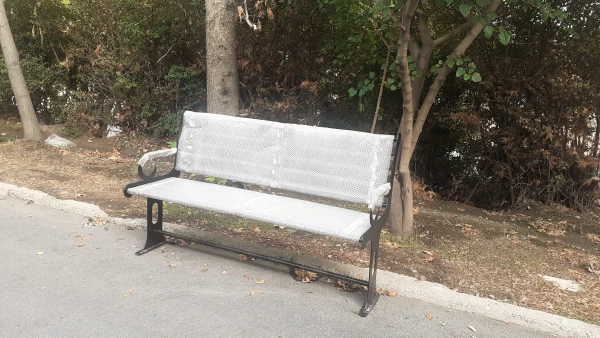 جایگذاری نیمکتهای فلزی در خیابان ضلع شرقی پردیس شهید چمران 4