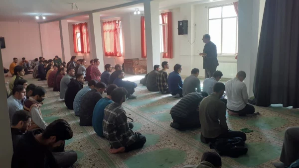 سخنرانی آقای اسدی گرمارودی و توضیح ذکری بعد از نماز 2