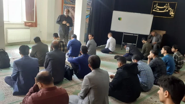 سخنرانی آقای اسدی گرمارودی و توضیح ذکری بعد از نماز 4