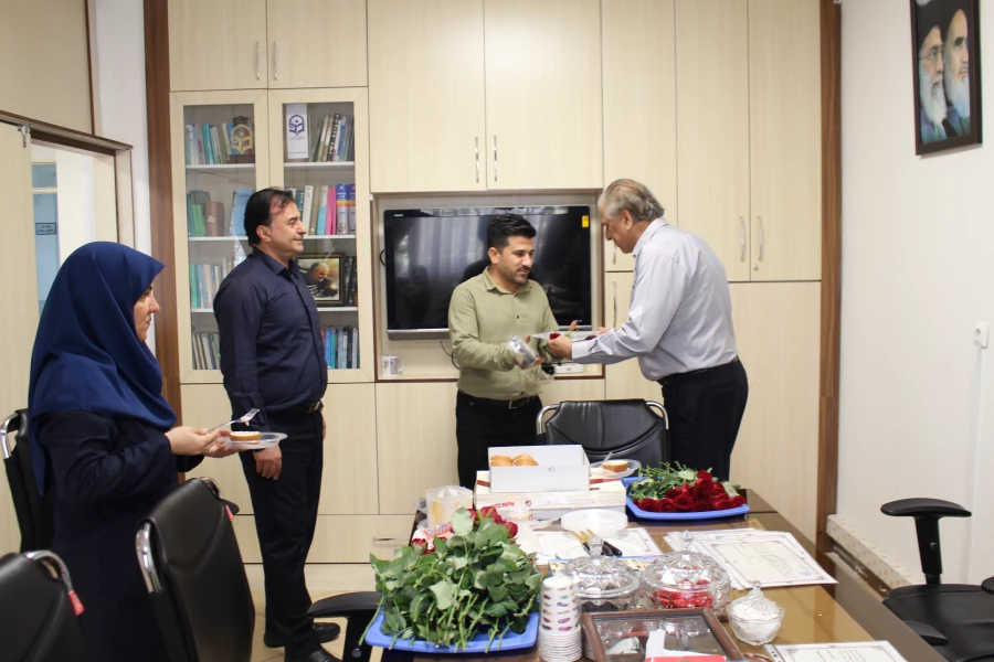 تقدیر از همکاران به مناسبت هفته دولت و روز کارمند 4