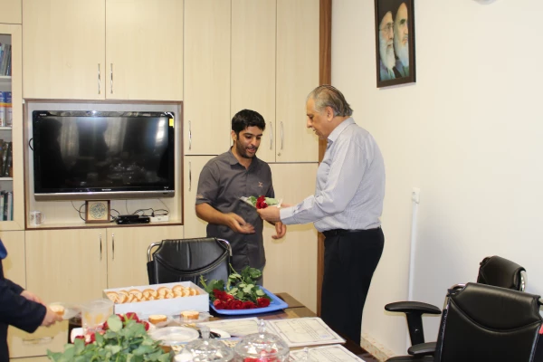 تقدیر از همکاران به مناسبت هفته دولت و روز کارمند 8