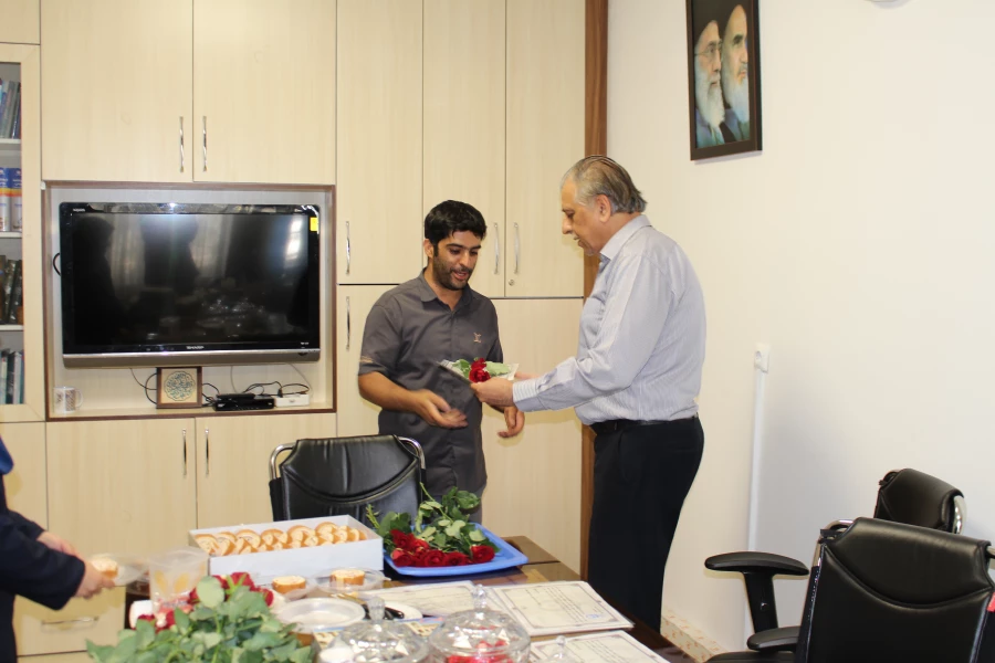 تقدیر از همکاران به مناسبت هفته دولت و روز کارمند 8