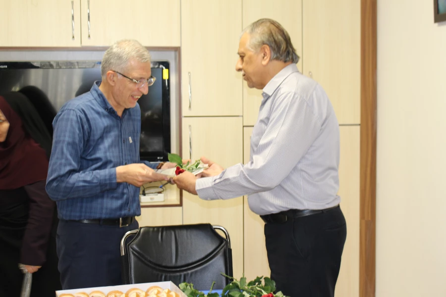 تقدیر از همکاران به مناسبت هفته دولت و روز کارمند 9