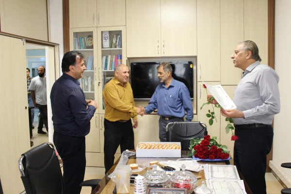 تقدیر از همکاران به مناسبت هفته دولت و روز کارمند 11