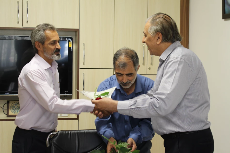 تقدیر از همکاران به مناسبت هفته دولت و روز کارمند 12