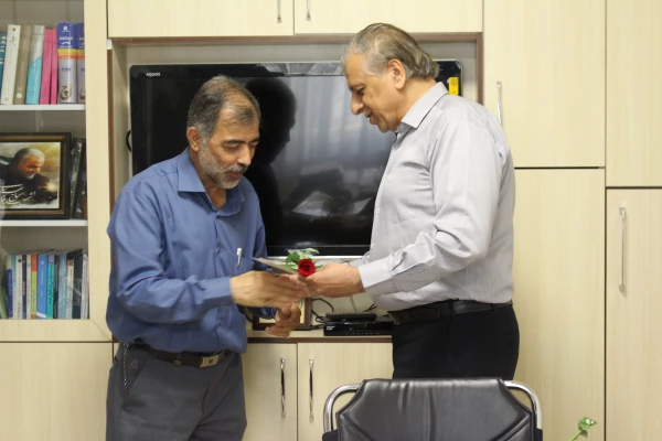 تقدیر از همکاران به مناسبت هفته دولت و روز کارمند 15