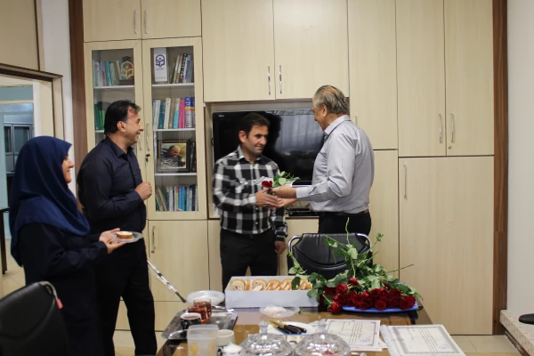 تقدیر از همکاران به مناسبت هفته دولت و روز کارمند 16