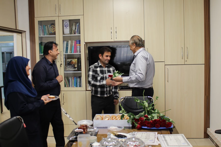 تقدیر از همکاران به مناسبت هفته دولت و روز کارمند 16